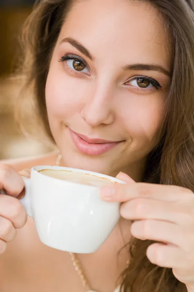 Schöne junge Brünette genießt Kaffee. — Stockfoto