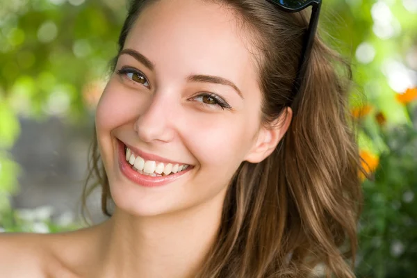 Ευτυχής νεαρή γυναίκα μελαχρινή με εκπληκτική χαμόγελο. — Φωτογραφία Αρχείου