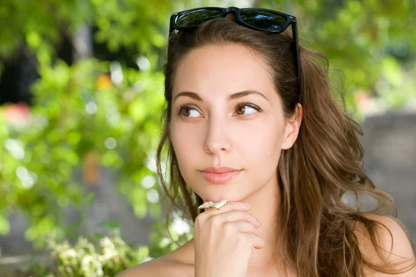 Gorgeous pondering brunette woman. — Stock Photo, Image