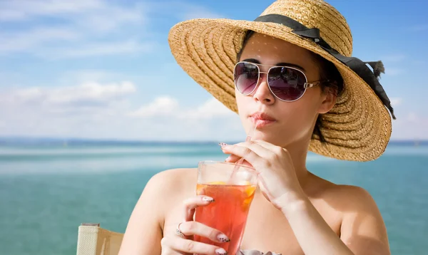 Young brunette with beach refreshment. — Stock Photo, Image
