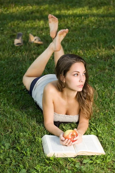 Mladý student dívka čtoucí venku. — Stock fotografie