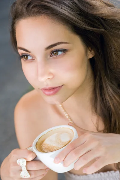 Jovem mulher tomando café. — Fotografia de Stock