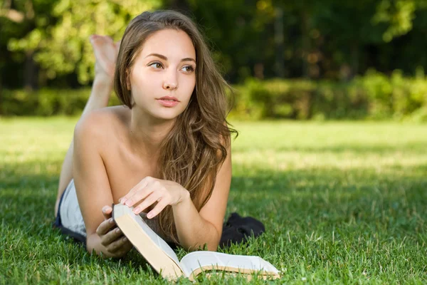 Gorgeous young brunette student outdoors. — Stock Photo, Image
