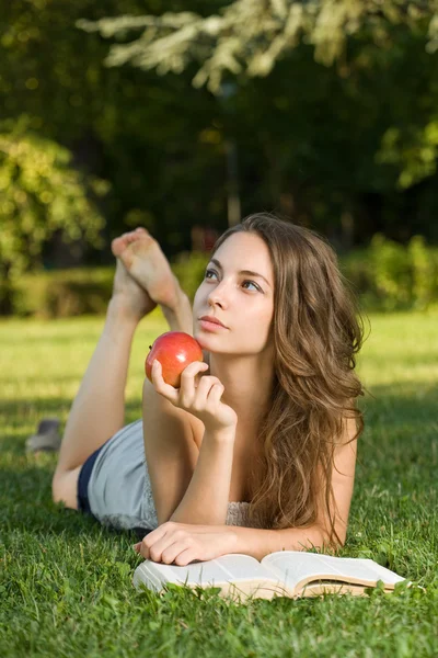 Gorgeous young brunette student outdoors. — Stock Photo, Image