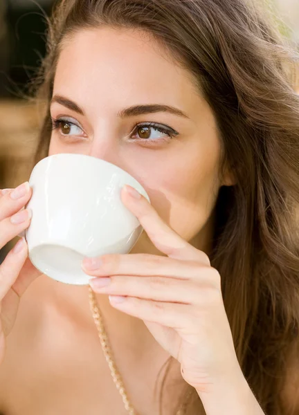 Brunette schoonheid genieten van koffie. — Stockfoto