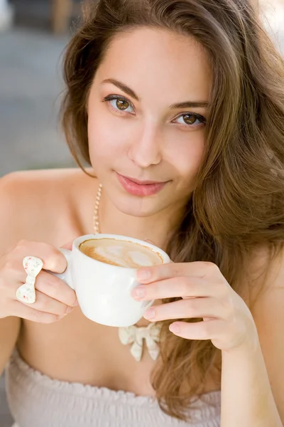 Prachtige brunette in de coffeeshop. — Stockfoto