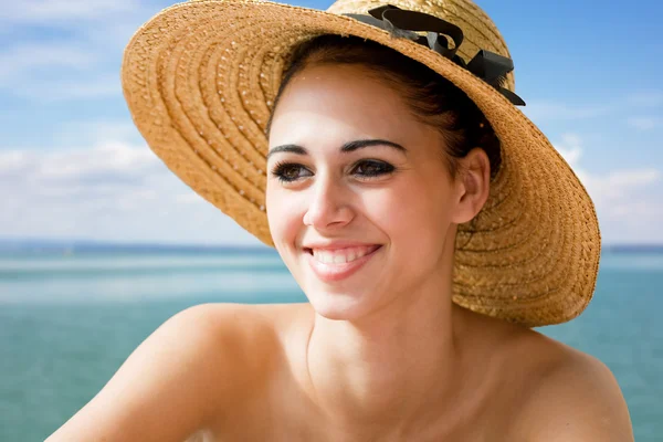 Cool young brunette on holiday. — Stock Photo, Image