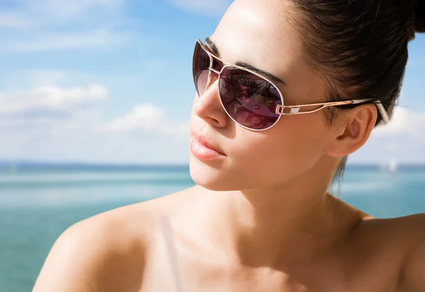 Young brunette relaxing at the beach. — Stock Photo, Image