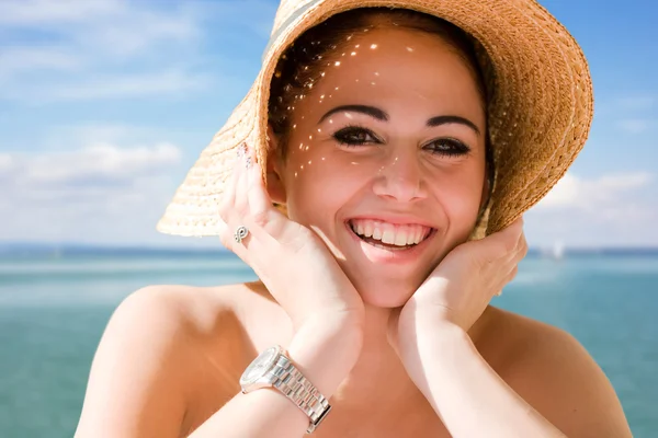 Cool young brunette on holiday. — Stock Photo, Image