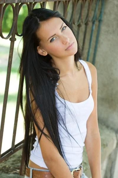 Tanned brunette beauty. — Stock Photo, Image