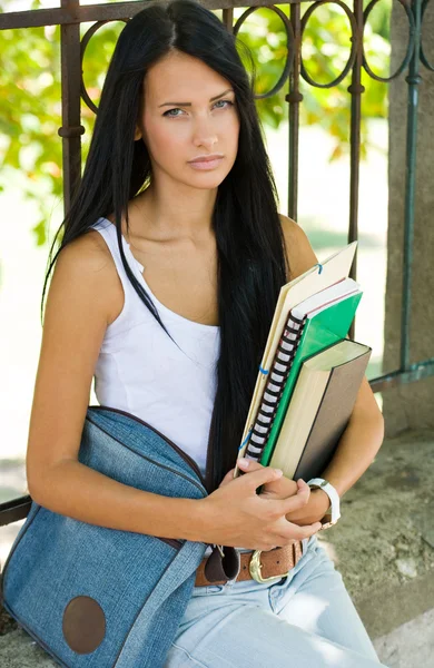 Splendida giovane ragazza bruna studente all'aperto . — Foto Stock