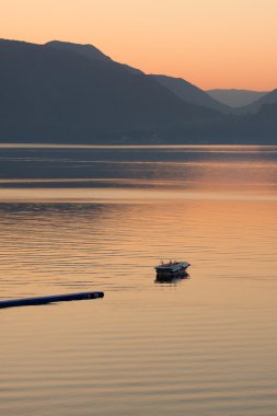 sunrise denizde yalnız tekne