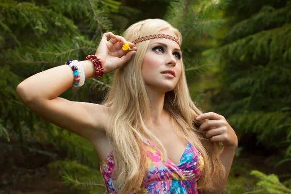 Piękna młoda kobieta w drewnie zdobi włosy z kwiatem — Zdjęcie stockowe