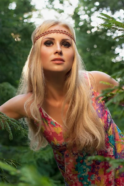 Όμορφη ξανθιά γυναίκα που παρουσιάζουν στο δάσος — Φωτογραφία Αρχείου