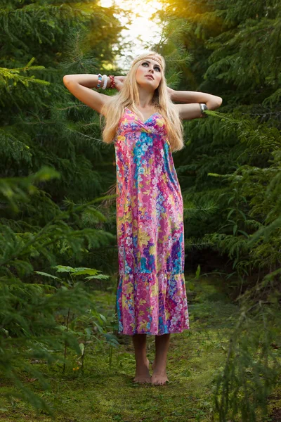 Mulher loira bonita posando na floresta — Fotografia de Stock