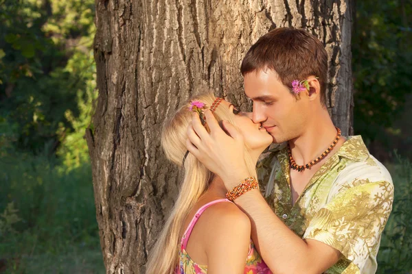 Молодой человек целует прекрасную молодую женщину — стоковое фото