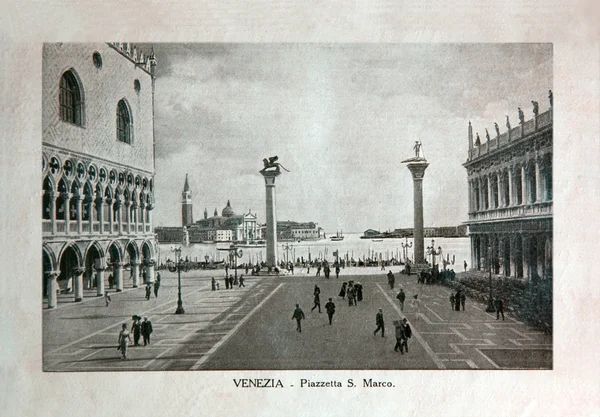 ITALY - CIRCA 1910: Картина, напечатанная в Италии, показывает изображение площади Святого Марко в Венеции, винтажные открытки серии "Италия", около 1910 года — стоковое фото