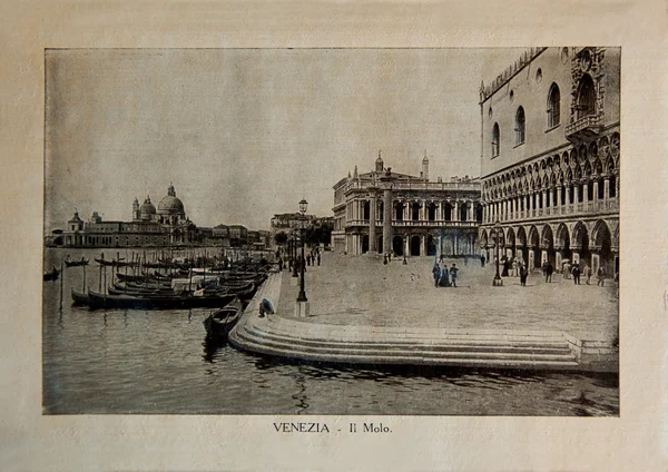 Ιταλία - γύρω στο 1910: μια εικόνα που τυπώθηκαν στην Ιταλία δείχνει εικόνα των αναχωμάτων στη Βενετία, vintage καρτ-ποστάλ "Ιταλία" σειρά, κατασκευής του 1910 — Φωτογραφία Αρχείου