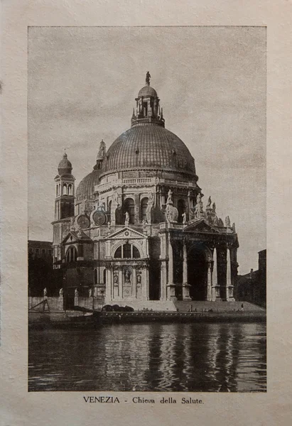 Italië - circa 1910: een foto afgedrukt in Italië toont foto van Venetië kerk della salute, antieke ansichtkaarten "Italië" serie, omstreeks 1910 — Stockfoto