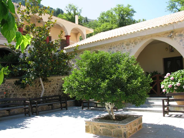 希腊克里特岛，美丽的庭院中女修道院 — 图库照片#