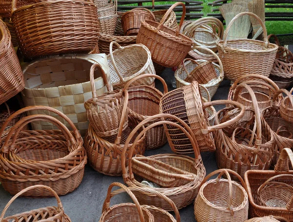A lot of vintage weave wicker baskets on a marketplace — Stock Photo, Image