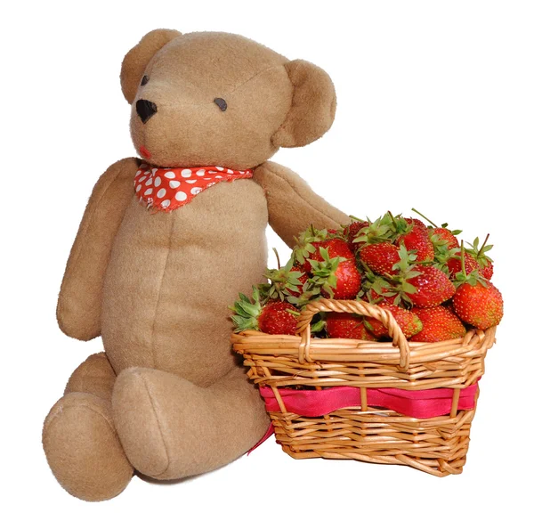 Morango em uma cesta e brinquedo de ursinho de pelúcia feito à mão isolado no fundo branco — Fotografia de Stock