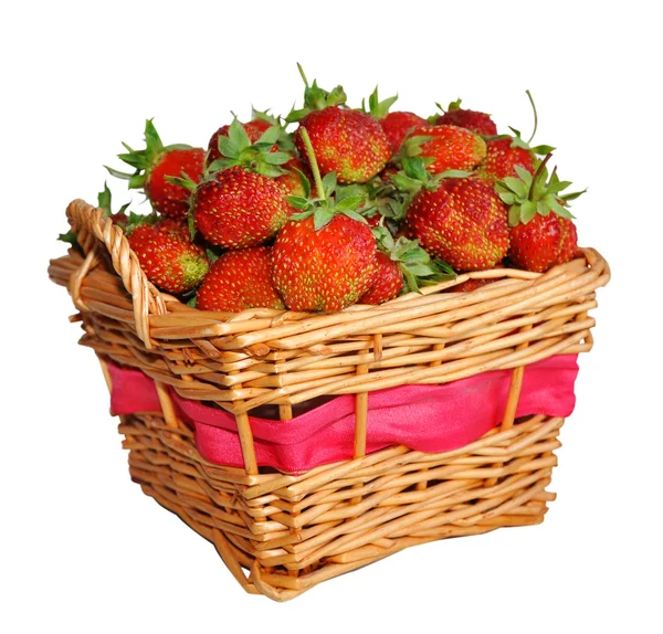 Appetitliche Erdbeeren in einem Korb. isoliert auf weißem Hintergrund — Stockfoto