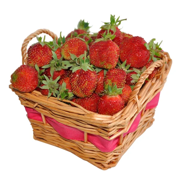 Chutné jahody v košíku. izolované na bílém pozadí — Stock fotografie