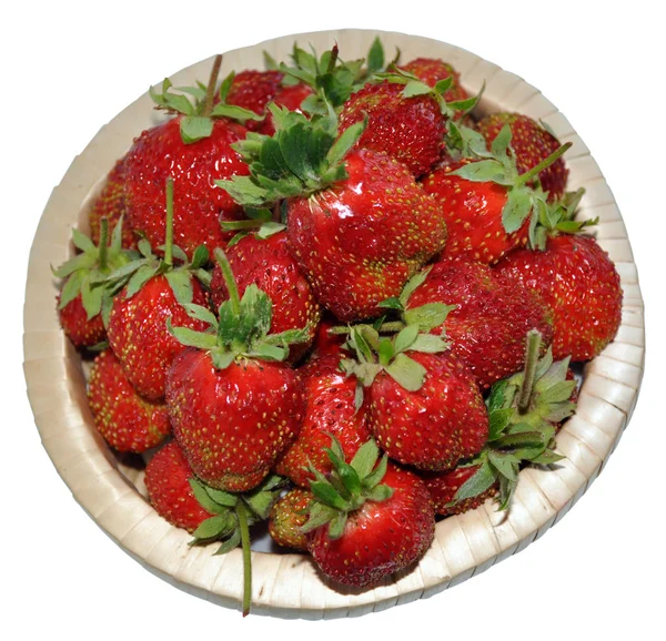 Fresas apetitosas en una canasta. Aislado sobre un fondo blanco — Foto de Stock