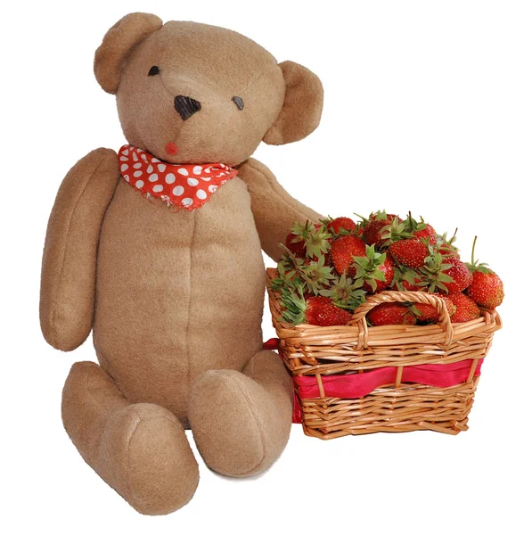 Fresa en una cesta y juguete de oso de peluche hecho a mano aislado sobre fondo blanco — Foto de Stock