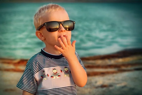 Liten pojke i solglasögon — Stockfoto
