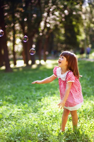 Klein meisje met bubbels — Stockfoto