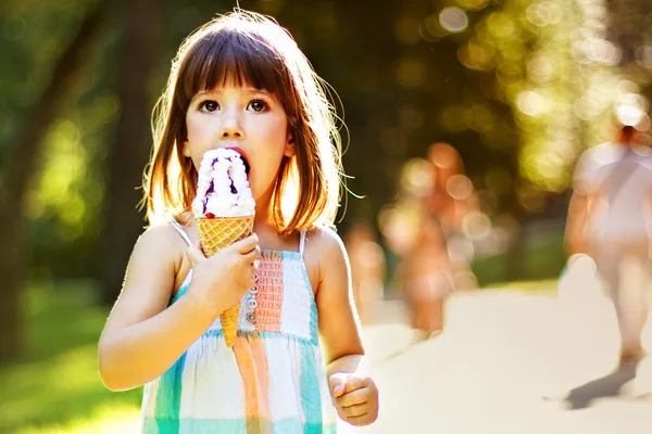 Κορίτσι που τρώει παγωτό Εικόνα Αρχείου