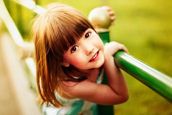 Porträtt av en liten leende flicka Royaltyfria Stockfoton