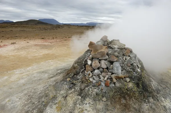 Вулканическая фумарола в Исландии — стоковое фото
