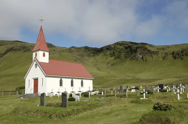 Dyrholaey churh och kyrkogården, Island. — Stockfoto