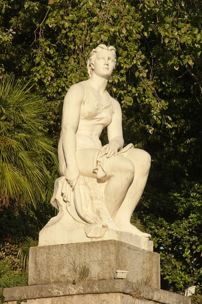Statua kobiety sowieckiej epoki — Zdjęcie stockowe