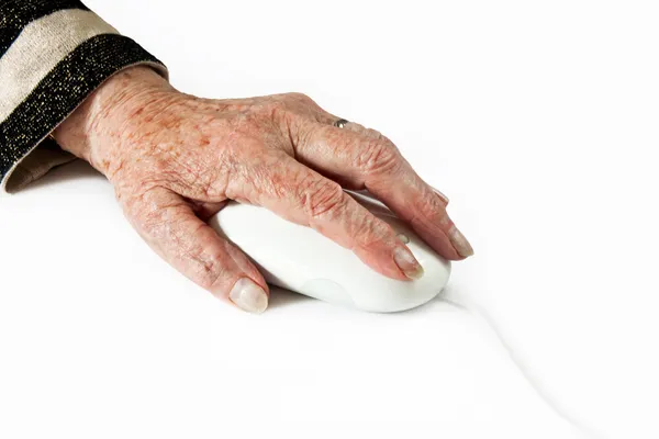 Ältere Hand an der Computermaus — Stockfoto