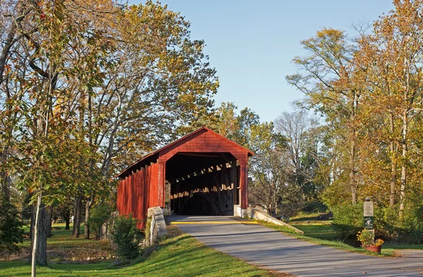 Ponte coberta no outono — Fotografia de Stock