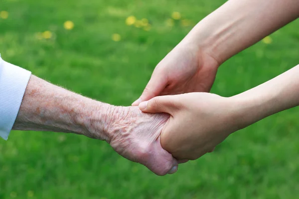 Senior a mladé ženy drží za ruce — Stock fotografie