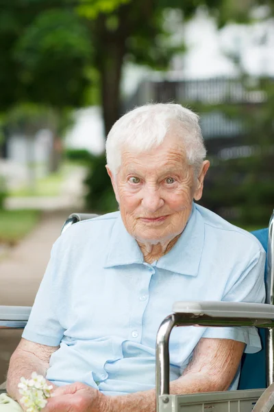 Szczęśliwy starszy Pani na wózku inwalidzkim — Zdjęcie stockowe