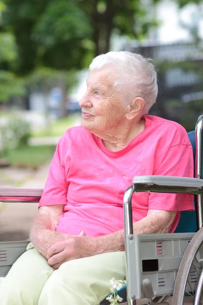 Starszy kobieta na wózku inwalidzkim — Zdjęcie stockowe
