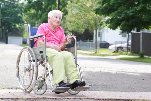 Starší žena na vozíku — Stock fotografie