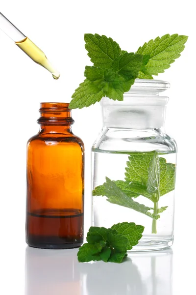 Frasco de cuentagotas de hierbas medicinales o aromaterapia — Foto de Stock