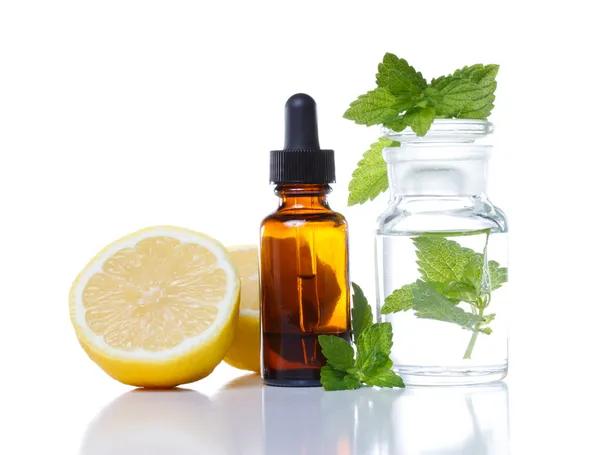Pflanzliche Medizin oder Aromatherapie Tropfflasche — Stockfoto