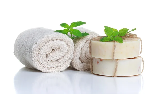 Tvål och rullade handdukar — Stockfoto
