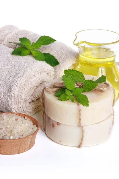 Wellness-Stillleben - Handtücher, Körpersalz, Seife und ätherisches Öl — Stockfoto