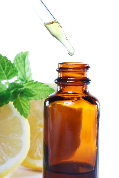 Kruidengeneeskunde of aromatherapie druppelflesje — Stockfoto