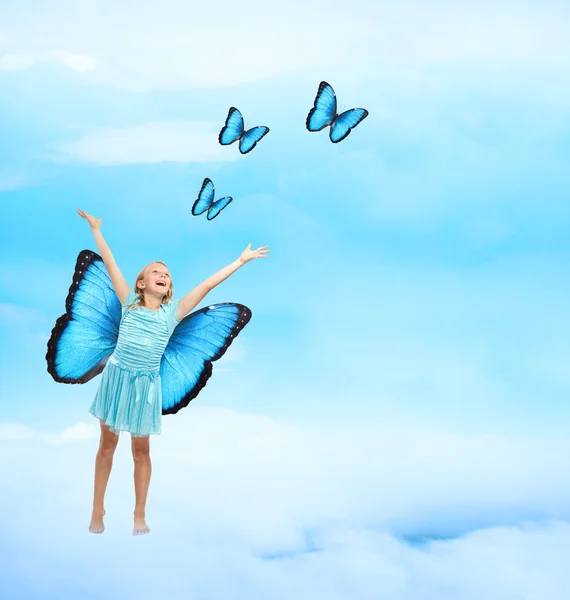 Glad ung flicka med fjärilar — Stockfoto