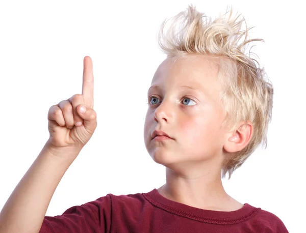 Ung blond pojke tittar och pekar — Stockfoto